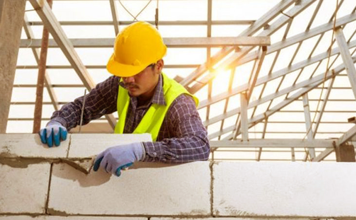 Se necesita con urgencia ayudantes de construcción